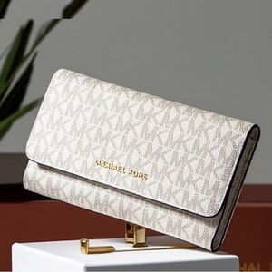 🧑‍🎄SANTA SALE🎅 NWOT Michael Kors Cream Long Wallet with Iconic MK Design